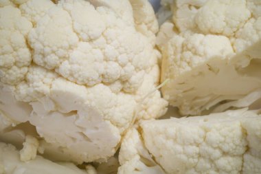 Mutfakta kesilmiş karnabahar parçaları..