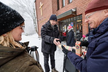 Stockholm, İsveç 'te bir grup aktif son sınıf öğrencisi ve kilise üyesi Covid-19 yüzünden Grondal' daki yerel bir kilisenin önünde kahve servisi yapıyorlar..