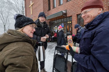 Stockholm, İsveç 'te bir grup aktif son sınıf öğrencisi ve kilise üyesi Covid-19 yüzünden Grondal' daki yerel bir kilisenin önünde kahve servisi yapıyorlar..