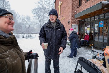 Stockholm, İsveç 'te bir grup aktif son sınıf öğrencisi ve kilise üyesi Covid-19 yüzünden Grondal' daki yerel bir kilisenin önünde kahve servisi yapıyorlar..