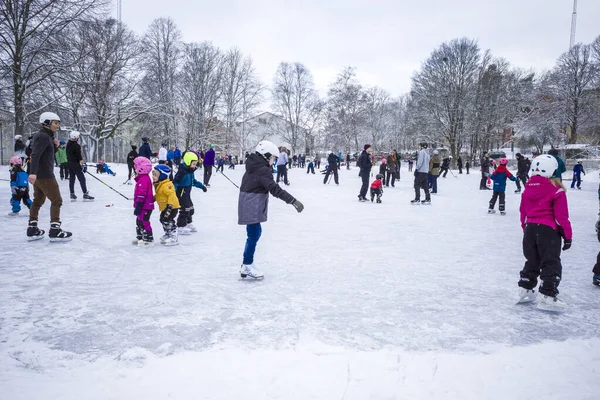 Stockholm, İsveç buz patencileri hafta sonu Aspudden Park 'ta maske takmadan..