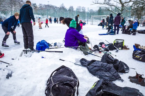 Stockholm, İsveç buz patencileri hafta sonu Aspudden Park 'ta maske takmadan..