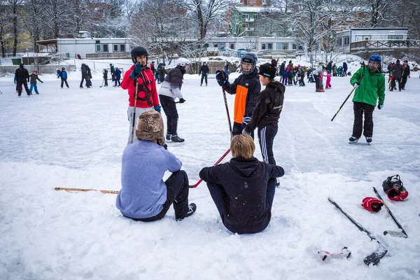 Stockholm, İsveç buz patencileri hafta sonu Aspudden Park 'ta maske takmadan..