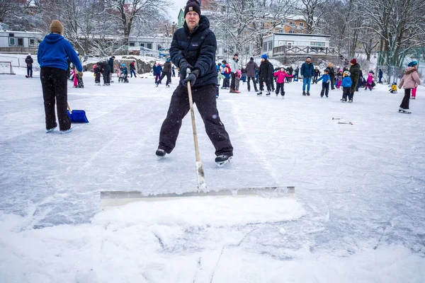 Stockholm, İsveç buz patencileri Aspudden Park 'ta bir haftasonu maskesiz ve buzdan kar süren bir adam..