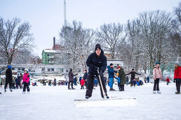 Stockholm, İsveç buz patencileri Aspudden Park 'ta bir haftasonu maskesiz ve buzdan kar süren bir adam..