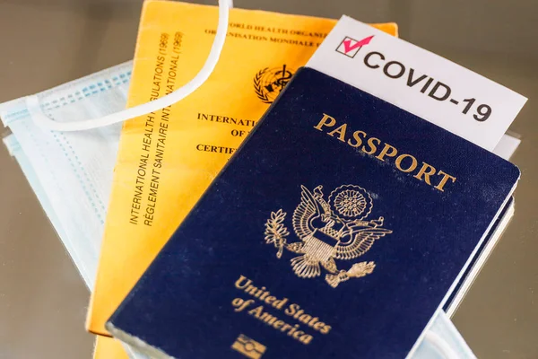 Pasaporte Estadounidense Con Documento Inmunización Covid Una Máscara Facial Certificado —  Fotos de Stock