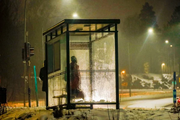 Stockholm Švédsko Osoba Čeká Zastávce Mrazivém Dešti — Stock fotografie