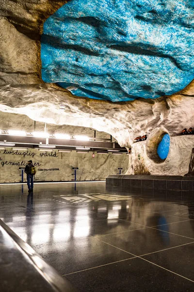 Stockholm Švédsko Cestující Nástupišti Tunelu Tensta Nebo Stanice Metra Blue — Stock fotografie