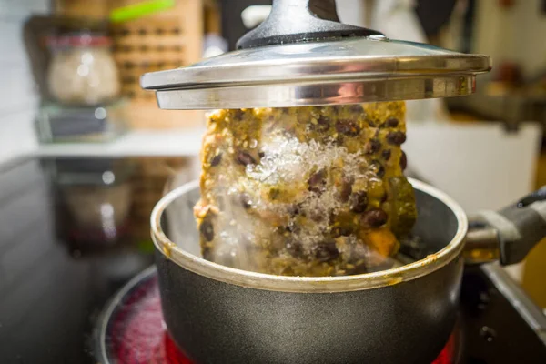 Sobanın tepesinde erimekte olan donmuş bir çorba yığını..