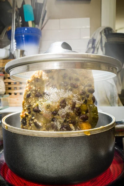 Sobanın tepesinde erimekte olan donmuş bir çorba yığını..