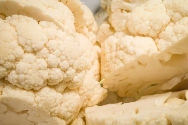 Mutfakta kesilmiş karnabahar parçaları..