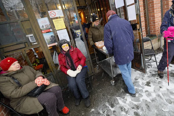 Stockholm, İsveç 'te bir grup aktif son sınıf öğrencisi ve kilise üyesi Covid-19 yüzünden Grondal' daki yerel bir kilisenin önünde kahve servisi yapıyorlar..