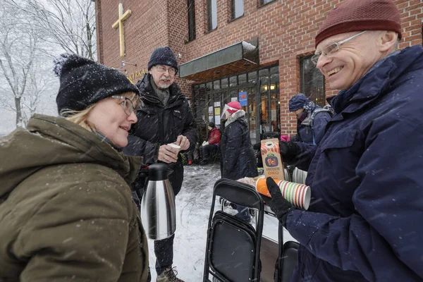 Stockholm, İsveç 'te bir grup aktif son sınıf öğrencisi ve kilise üyesi Covid-19 yüzünden Grondal' daki yerel bir kilisenin önünde kahve servisi yapıyorlar..