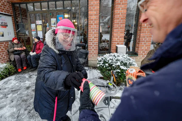 Stockholm, İsveç 'te bir grup aktif son sınıf öğrencisi ve kilise üyesi Covid-19 yüzünden Grondal' daki yerel bir kilisenin önünde kahve servisi yapıyorlar..
