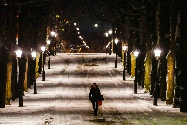 Stockholm Švédsko Lidé Procházející Noci Humlegarden Parku — Stock fotografie