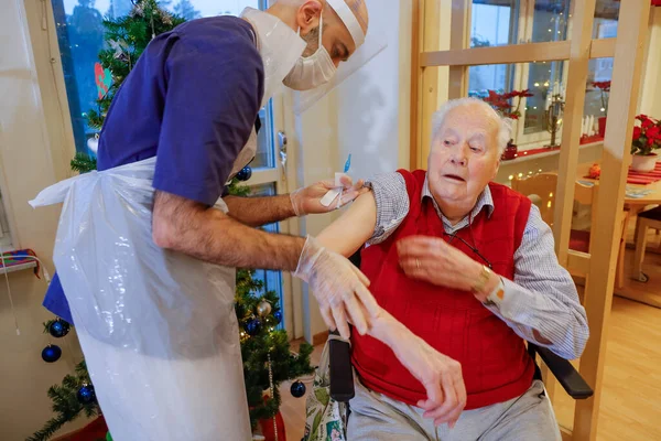 Estocolmo Suécia Homem Idoso Recebe Uma Vacina Pfizer Biontech Covid — Fotografia de Stock