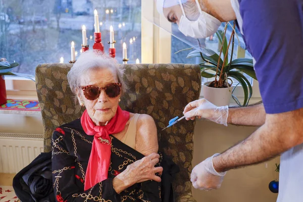 Stoccolma Svezia Una Donna Anziana Riceve Vaccino Pfizer Biontech Covid — Foto Stock