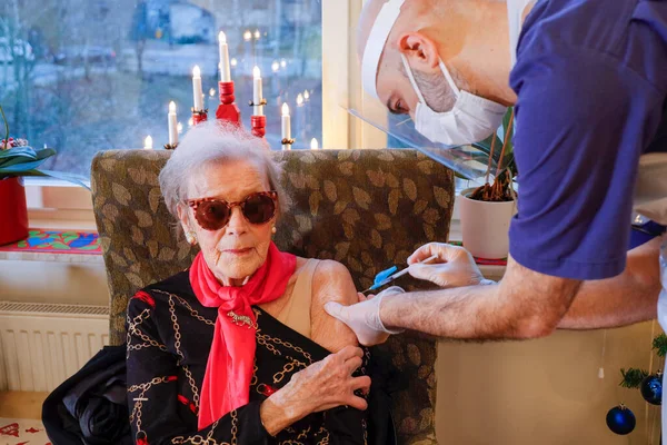 Estocolmo Suécia Uma Mulher Idosa Recebe Uma Vacina Pfizer Biontech — Fotografia de Stock