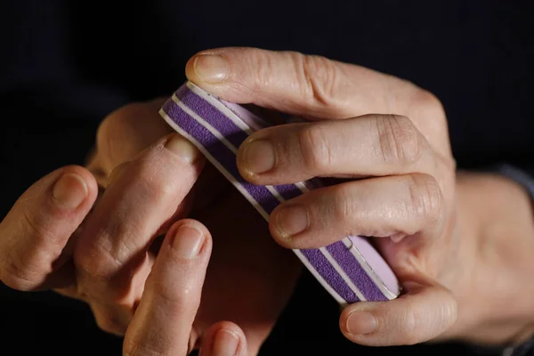 Uma Mulher Arquiva Suas Unhas Com Uma Placa Emory — Fotografia de Stock