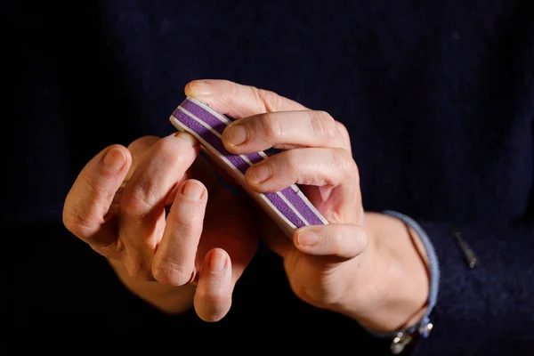 Uma Mulher Arquiva Suas Unhas Com Uma Placa Emory — Fotografia de Stock