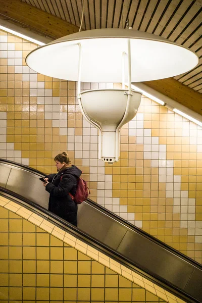 Stockholm Švédsko Osoba Jezdí Eskalátoru Uvnitř Stanice Alvik — Stock fotografie