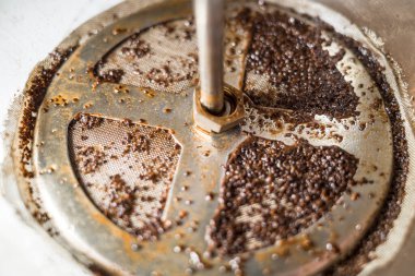 Kahve makinesinde kahve öğütücüsü ve filtresi.