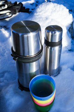 Stockholm, İsveç Karda iki termos ve plastik bardak.