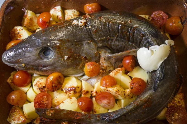 用土豆 西红柿 大蒜和木瓜做成的烤盘中的一整条波罗的海梭子鱼 — 图库照片