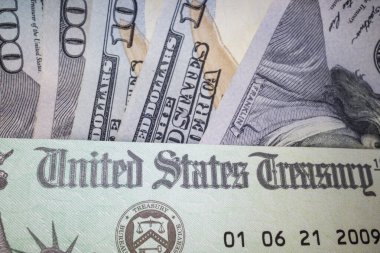 Başkan Trump 'ın Ekonomik Darbe Ödemesi için Vergi Dairesi çeki.