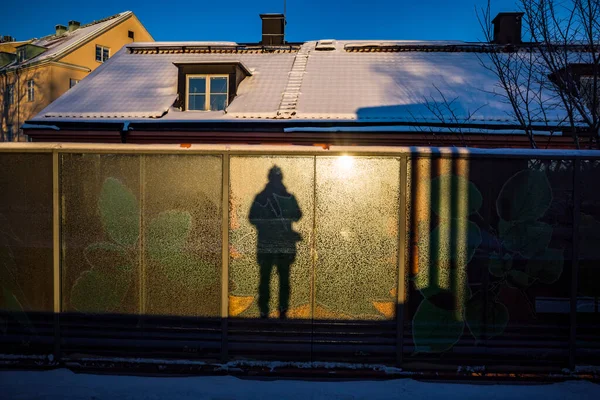 Stockholm Švédsko Muž Jeho Stín Stojí Ranním Zimním Slunci Nástupišti — Stock fotografie