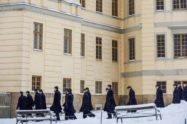 Stockholm Švédsko Vojenští Kadeti Uniformě Pozemku Královského Paláce Drottningholm Sněhu — Stock fotografie