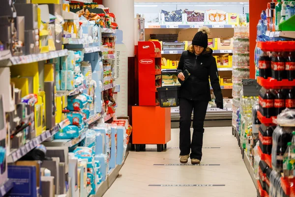 Estocolmo Suécia Uma Mulher Caminha Corredor Supermercado Sinalização Chão Sueco — Fotografia de Stock