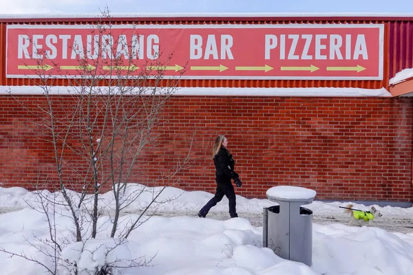 Osmo Suecia Los Compradores Caminan Por Una Señal Una Pizzería — Foto de Stock