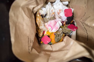 Stockholm İsveç Mutfakta kahverengi bir paket organik atık.