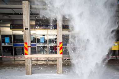 Stockholm, İsveç karının Hogdalen alışveriş merkezinin çatısından kaldırıma taşınması..