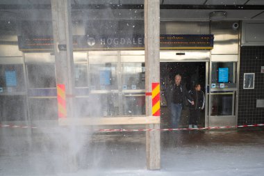Stockholm, İsveç karının Hogdalen alışveriş merkezinin çatısından kaldırıma taşınması..