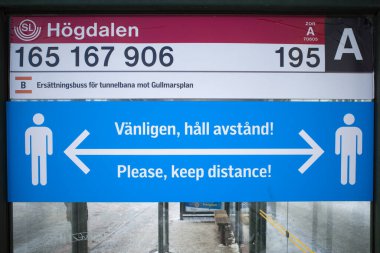 Stockholm, İsveç Hogdalen 'de bir otobüs ve İsveççe bir tabela: 