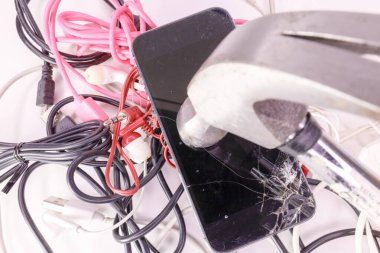 Stockholm, İsveç Bir çekiç kırık çizik ve parçalanmış akıllı telefon ve çeşitli bağlantı kabloları.