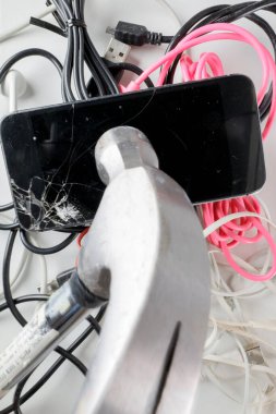 Stockholm, İsveç Bir çekiç kırık çizik ve parçalanmış akıllı telefon ve çeşitli bağlantı kabloları.