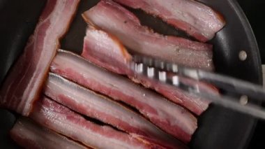 İtalyan pancetta tavada kızarıyor.