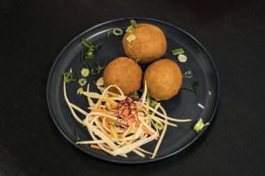 Sri Lanka usulü balık köftesi ve papadadadan ekmek..