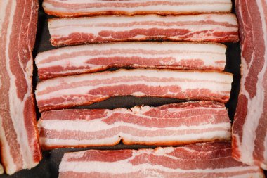 İtalyan pancetta tavada kızarıyor.