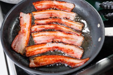 İtalyan pancetta tavada kızarıyor.