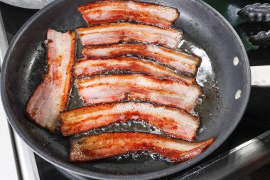 İtalyan pancetta tavada kızarıyor.