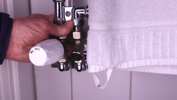 Ręka Sprawdza Temperaturę Gorącego Wieszaka Ręczniki Łazience — Wideo stockowe