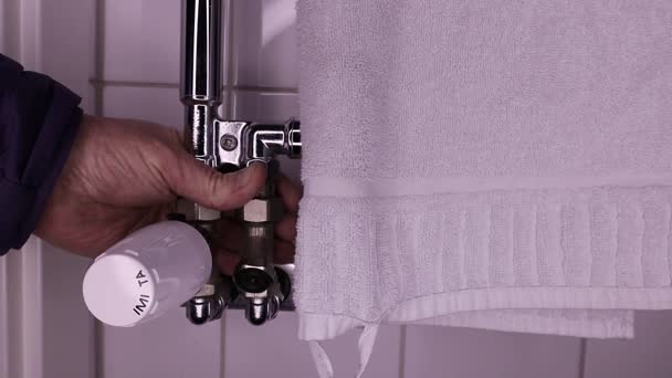 Ruka Kontroluje Teplotu Horkého Věšáku Ručníky Koupelně — Stock video