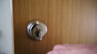 Kapı anahtarla kilitlenir.