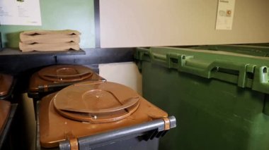 Kahverengi bir organik atık torbası atıldı..