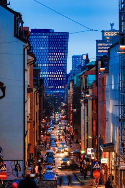 Stockholm, İsveç Sthlm 01 binası Ostgotagatan 'ın üzerine akşam yükselir..