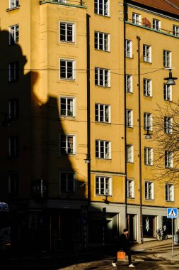 Stockholm, İsveç şehir merkezindeki Vastmannagatan 'da yaya geçidinde şık giyimli bir yaya..